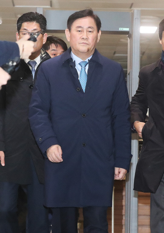 안양지청 나오는 최경환 의원      (안양=연합뉴스) 홍기원 기자 =자신의 지역구 사무실에서 일하던 인턴 직원을 중소기업진흥공단에 특혜 채용되도록 압력을 행사한 의혹을 받는 자유한국당 최경환 의원이 4일 오전 경기도 안양시 수원지방검찰청 안양지청에 조사를 받고 나오고 있다. 2017.3.4      xanadu@yna.co.kr  (끝)
